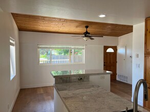 8472 Golden Ridge Rd in Lakeside, CA - Foto de edificio - Building Photo