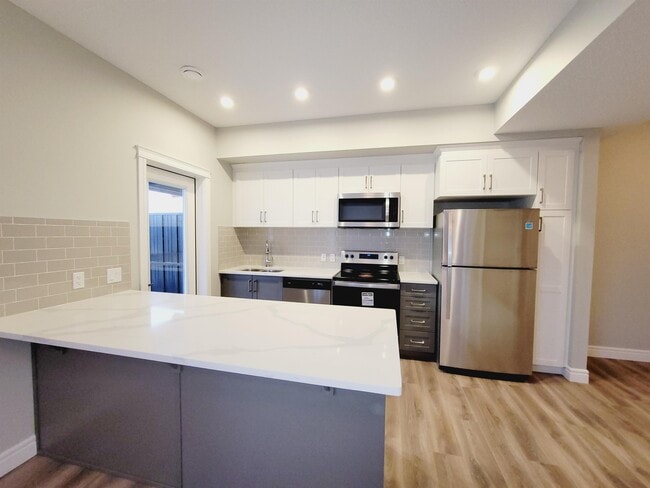 446 Allard Blvd SW in Edmonton, AB - Building Photo - Building Photo