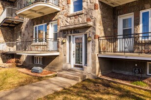 2490 Sherbrooke St E in Montréal, QC - Building Photo