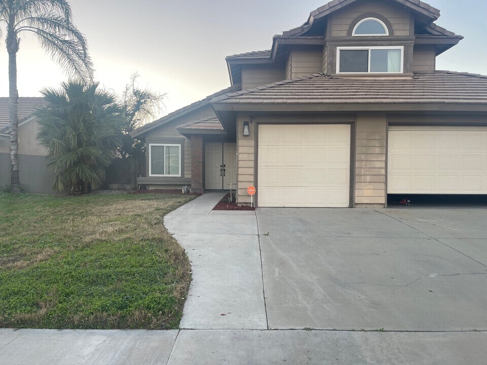 1076 Oxford Ln, Unit E-049 in San Jacinto, CA - Building Photo