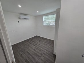 2521 NW 32nd St in Miami, FL - Building Photo - Building Photo