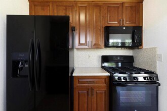 585 NW 182nd Ter in Miami, FL - Foto de edificio - Building Photo