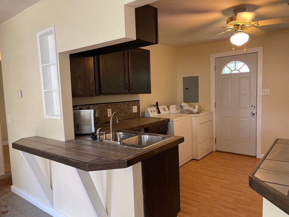 2305 S Martin Luther King Jr Dr in Springfield, IL - Building Photo