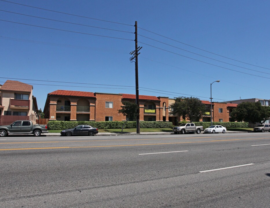 Estancia Apartments Homes in Van Nuys, CA - Building Photo