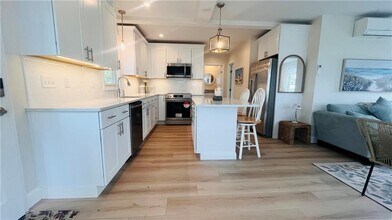 115 Wellington Ave in Newport, RI - Building Photo - Building Photo