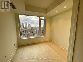 11 Yorkville Ave in Toronto, ON - Building Photo - Building Photo