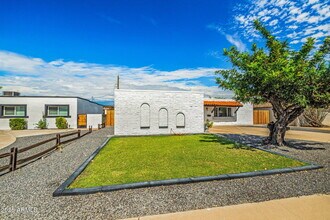 8326 E Crestwood Way in Scottsdale, AZ - Building Photo - Building Photo