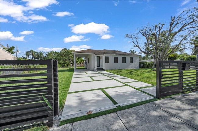 5805 SW 46th Terrace in Miami, FL - Building Photo - Building Photo