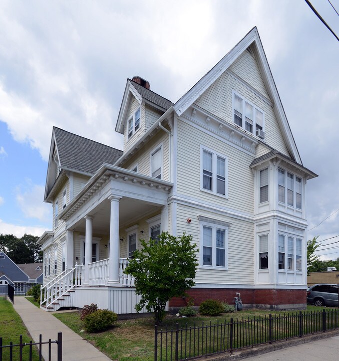 324 Broad St in Central Falls, RI - Foto de edificio