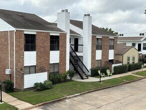7901 Cambridge St in Houston, TX - Building Photo - Building Photo