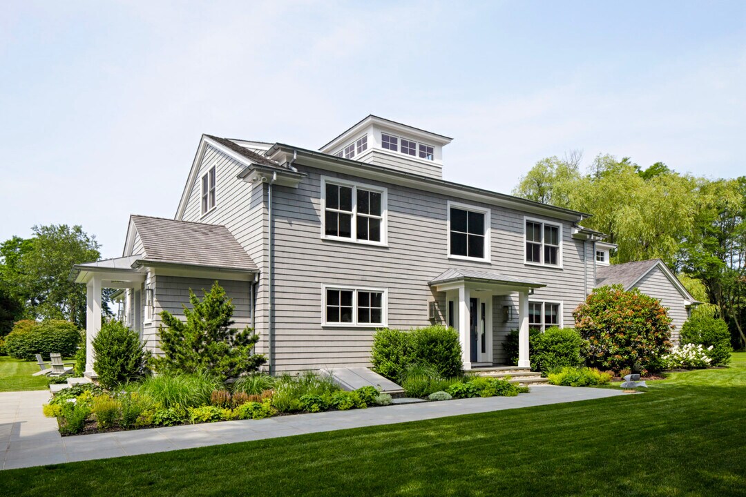 34 Head of Pond Rd in Water Mill, NY - Building Photo