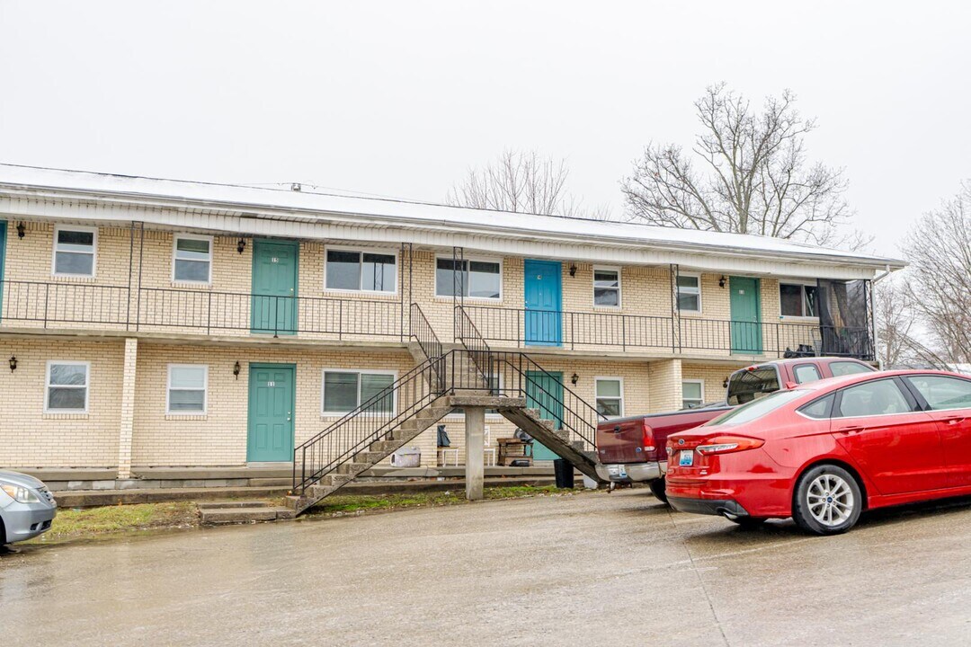 209 N Woodland Dr in Radcliff, KY - Building Photo