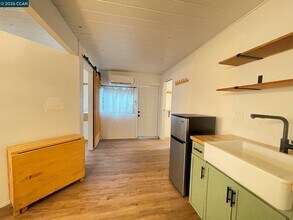 924 E Meadow Ave in Pinole, CA - Building Photo - Building Photo