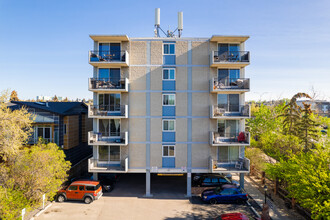 Parkwood Towers in Calgary, AB - Building Photo - Building Photo