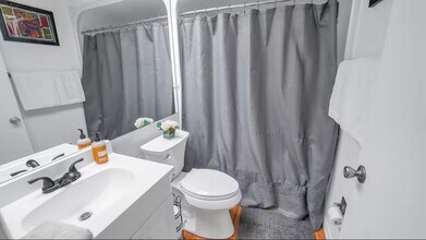 6040 River Trace Rd in Tampa, FL - Foto de edificio - Building Photo