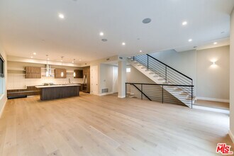 723 Huntley Dr in West Hollywood, CA - Building Photo - Building Photo