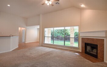 22 E Hobbit Glen Dr in Conroe, TX - Building Photo - Building Photo