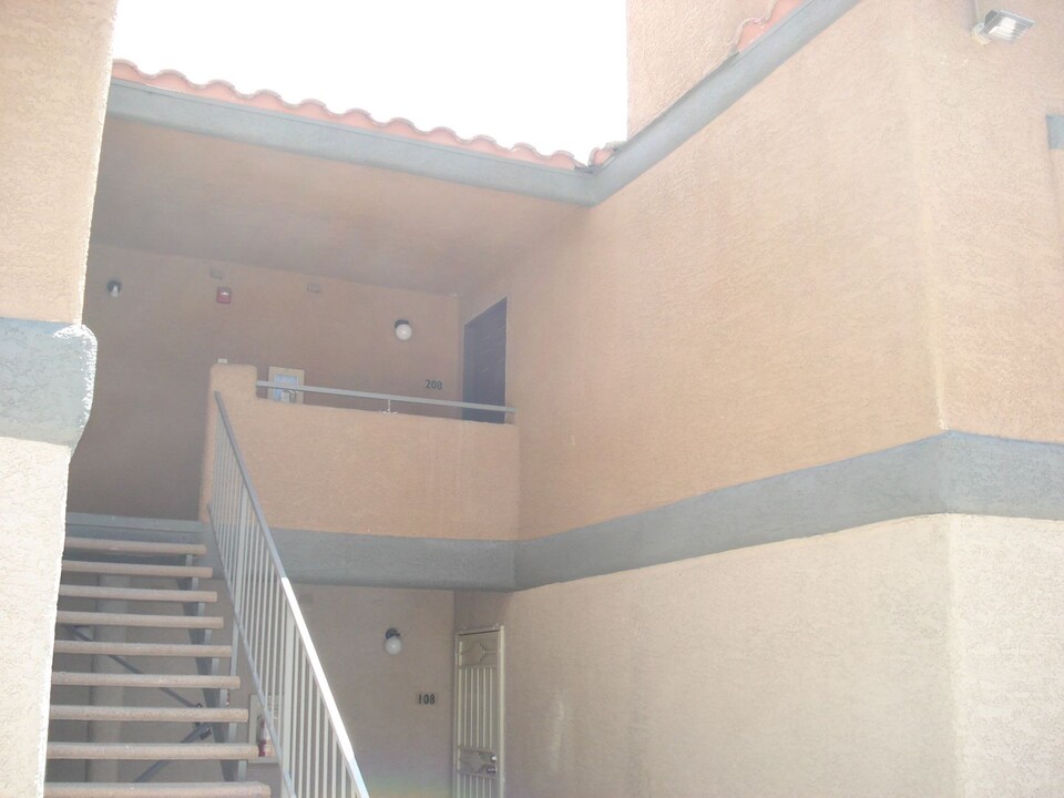 221 Mission Newport Ln in Las Vegas, NV - Building Photo