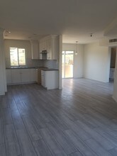 1001 Doyle Pl, Unit B201 in Los Angeles, CA - Foto de edificio - Building Photo