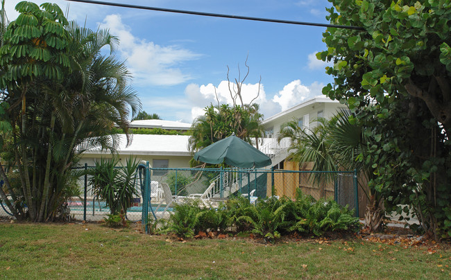 Country Club Apartments in Fort Lauderdale, FL - Building Photo - Building Photo