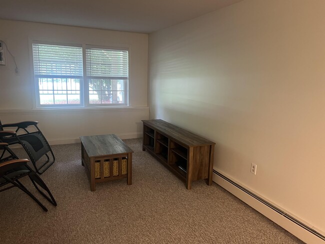 402 White Cedar Blvd in Portsmouth, NH - Building Photo - Building Photo