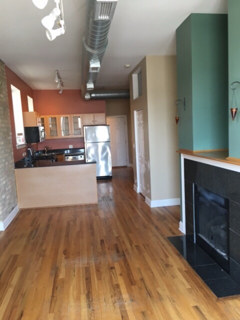 2368 N Elston Ct in Chicago, IL - Building Photo - Building Photo