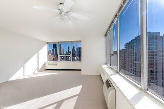 70 W Burton Pl in Chicago, IL - Building Photo - Building Photo