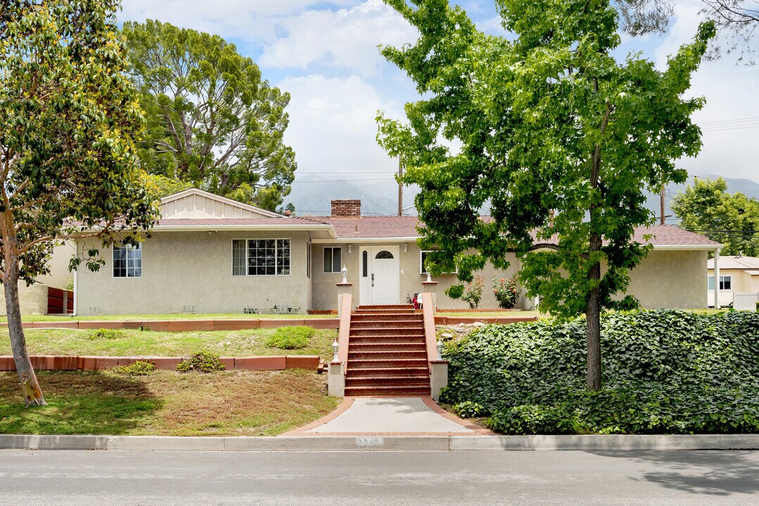3805 Los Olivos Ln in Glendale, CA - Building Photo