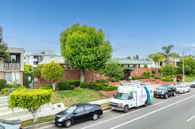 Balboa Biltmore Condominium in Encino, CA - Building Photo - Building Photo