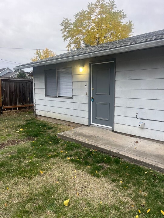418 S Oakdale Ave in Medford, OR - Building Photo
