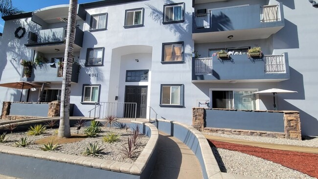 6041 Whitsett Ave in Los Angeles, CA - Building Photo - Building Photo