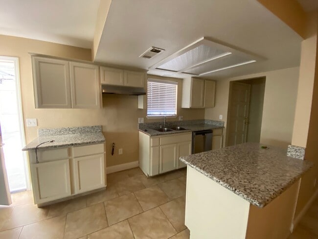 2818 E St Johns Pkwy in Visalia, CA - Building Photo - Building Photo
