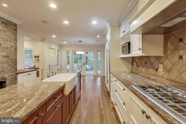 7308 Burdette Ct, Unit 07-1031 in Bethesda, MD - Foto de edificio - Building Photo