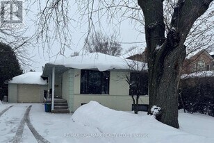 207 Lawrence Ave in Richmond Hill, ON - Building Photo