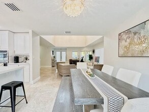 10620 SW 67th St in Miami, FL - Foto de edificio - Building Photo