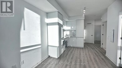 8 Interchange Wy in Vaughan, ON - Building Photo - Building Photo