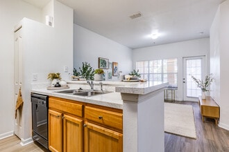 Perse Apartments in Orlando, FL - Building Photo - Interior Photo
