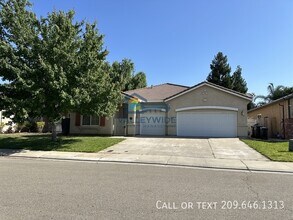 2555 Crestmore Cir in Stockton, CA - Foto de edificio - Building Photo