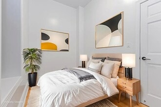 331 W 16th St in New York, NY - Foto de edificio - Building Photo