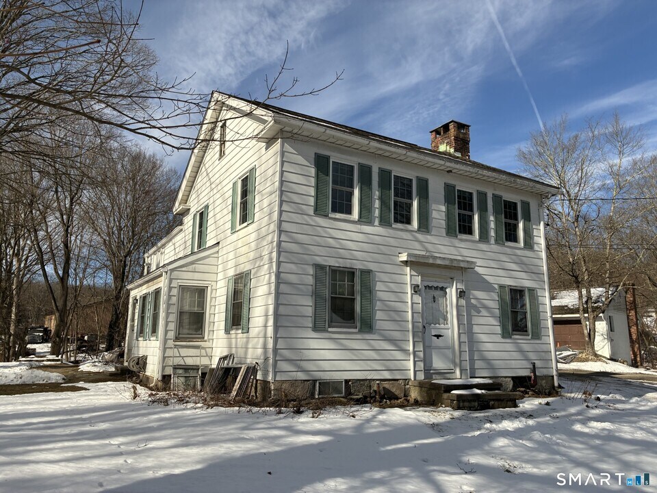 92 Huntingtown Rd in Newtown, CT - Building Photo