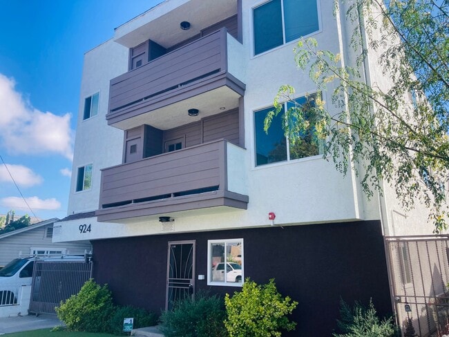 924 Gaviota Ave, Unit 303