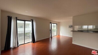 4826 Rosewood Ave in Los Angeles, CA - Building Photo - Building Photo