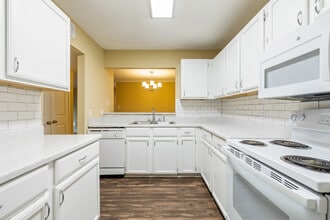 Arbor Station Apartments in Tallahassee, FL - Building Photo - Interior Photo