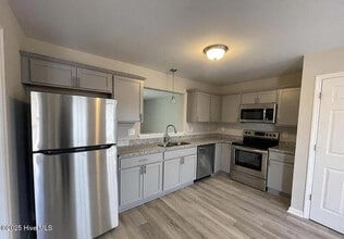 312 S Pointe Dr in Winterville, NC - Building Photo - Building Photo