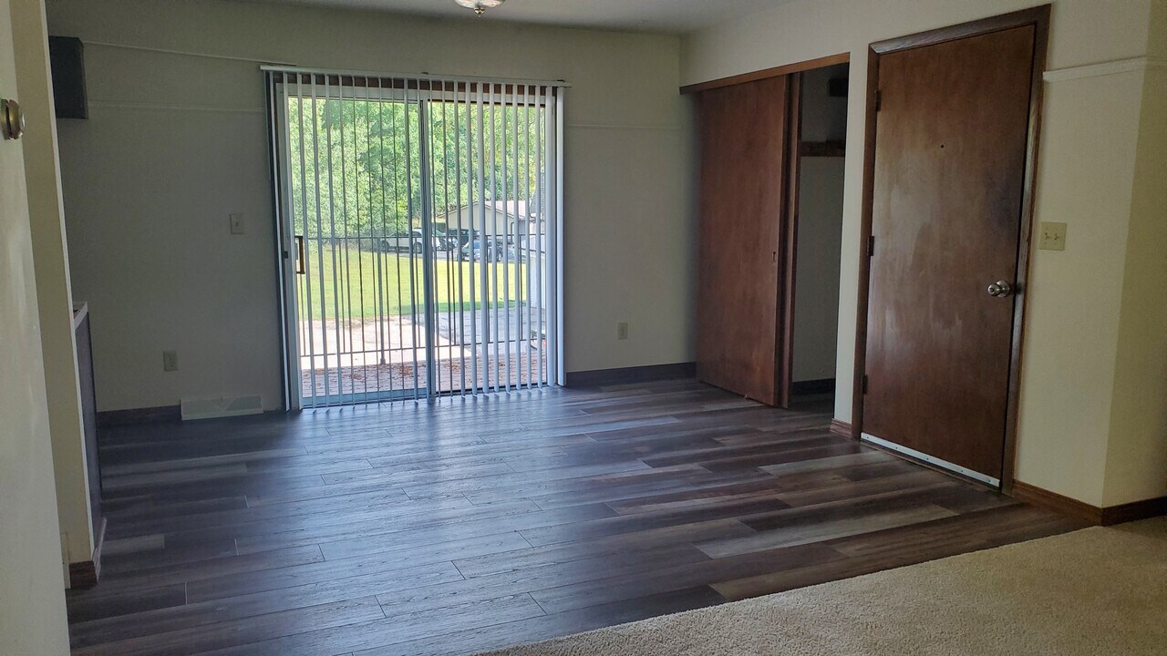 741 E Imperial Dr, Unit 741-747 in Hartland, WI - Foto de edificio