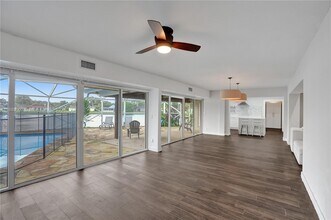 6106 Royal Poinciana Ln in Tamarac, FL - Building Photo - Building Photo