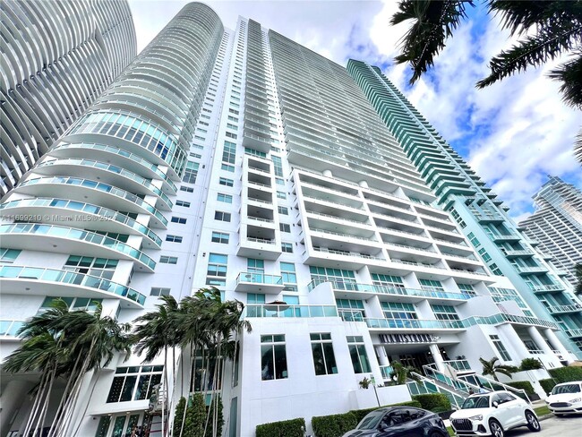 1800 N Bayshore Dr, Unit 2409 in Miami, FL - Building Photo - Building Photo