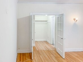 521 W Surf St, Unit 102 in Chicago, IL - Foto de edificio - Building Photo