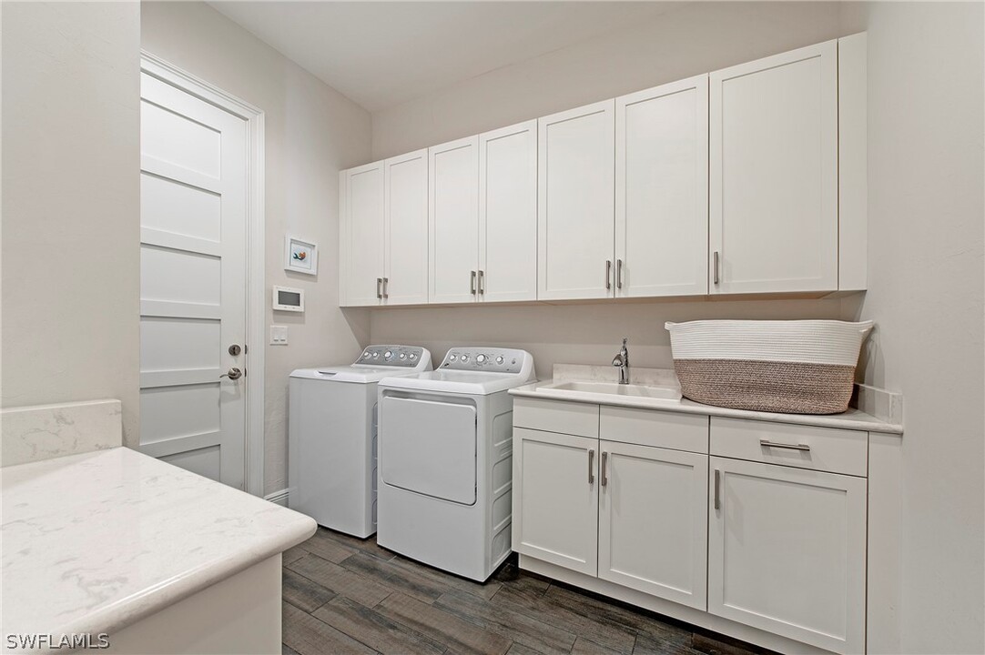 7026 Dominica Dr in Naples, FL - Building Photo
