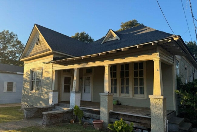 721 Pearl River Ave, Unit B in Mccomb, MS - Foto de edificio - Building Photo